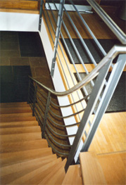 Massive Treppe aus Buche, Geländer mit querlaufenden Relingstäben aus Edelstahl