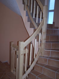 Geflieste Treppe, Geländer aus Ahorn mir Edelstahl kombiniert.