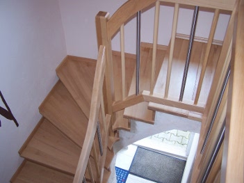 Holztreppe Buche. Geländer und Stufen aus Holz, Sprossen abwechselnd aus Edelstahl und Holzsprossen.