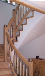 Treppe aus Esche. Geländer aus Holz und Edelstahl kombiniert