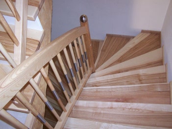 Treppe aus Kernesche, Setzstufen weiss. Geländer aus Holz und Edelstahl kombiniert